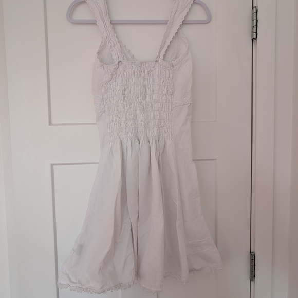 Elegant Whimsical White Embroidered Dress Size Large - Picture 10 of 10